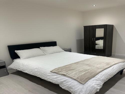 Un pat sau paturi într-o cameră la Charming 1-Bed Apartment in Walton on the Naze