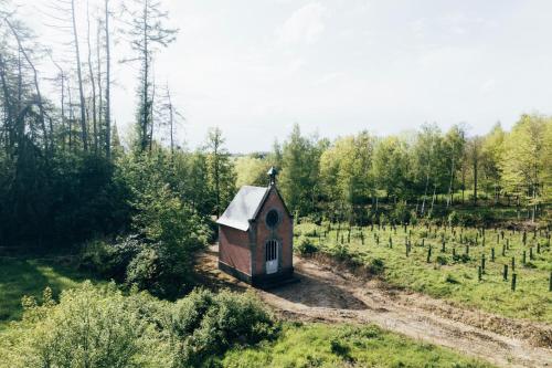 una pequeña casa en medio de un campo en Tiny House Au Coeur de la Campagne Wallonne en Chaumont-Gistoux