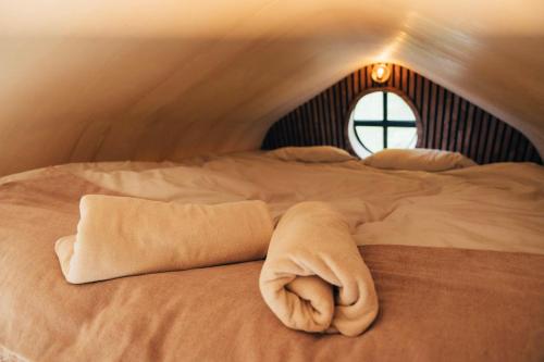 Una cama o camas en una habitación de Tiny House Au Coeur de la Campagne Wallonne