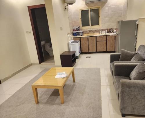 a living room with a couch and a coffee table at شقق سكاي عرعر الفندقية in Arar