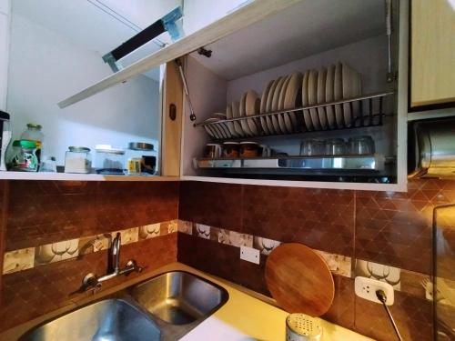 a kitchen with a sink and a counter at Apartamento en el corazón de Trujillo in Trujillo