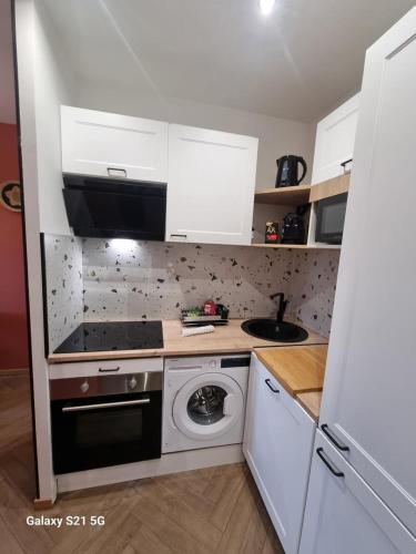 Il comprend une petite cuisine équipée d'une cuisinière et d'un évier. dans l'établissement Croisette à 2 min : Vivez la magie de Cannes !, à Cannes