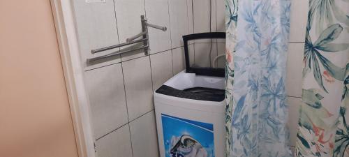 een toilet in een badkamer met een vuilnisbak bij Hanna's Apartment Paramaribo in Paramaribo