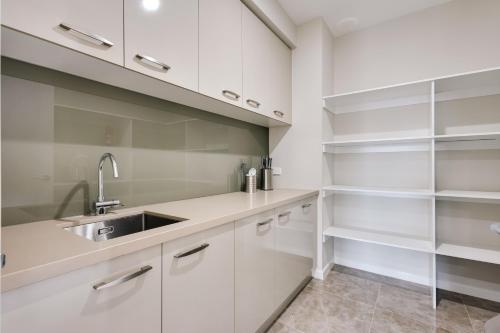 Η κουζίνα ή μικρή κουζίνα στο StayAU Spacious 6BR House with Pool Table Urban Home