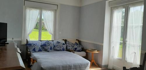 Llit o llits en una habitació de Maison de 4 chambres avec jardin clos et wifi a Lieusaint Valogne