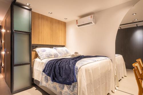 a bedroom with a bed in a room at Loft com jacuzzi privativa frente mar do Bessa in João Pessoa