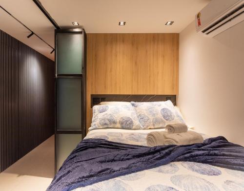 a bedroom with a bed with towels on it at Loft com jacuzzi privativa frente mar do Bessa in João Pessoa