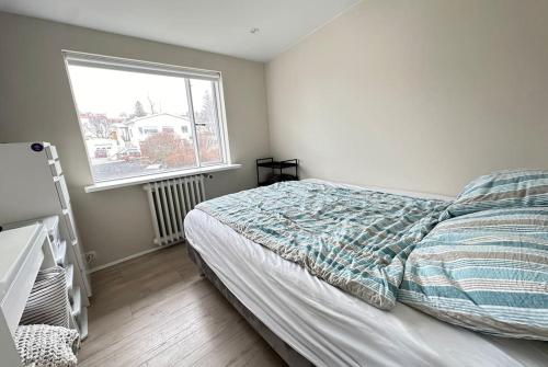 En eller flere senge i et værelse på House in Hlíðarvegur, Kópavogur - Birta Rentals