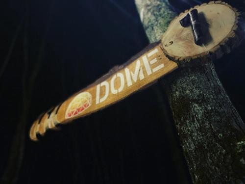 a wooden spoon with the word donate on it at La générale Sherman, Expérience hébergement le luxe sauvage avec vue et jacuzzi in Saint-Alexis-des-Monts