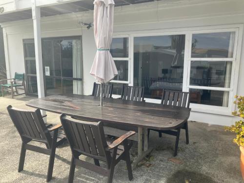Balkón nebo terasa v ubytování Omapere Beach Apartments