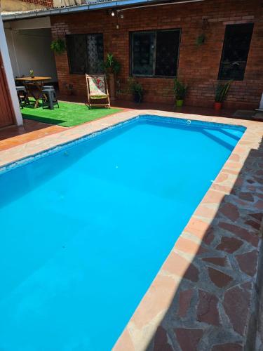 una piscina in un cortile con tavolo di Inmejorable ubicación en Iguazú Falls ll a Puerto Iguazú