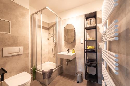 ein Bad mit einer Dusche, einem WC und einem Waschbecken in der Unterkunft Apartment an der Uni Klinik in Magdeburg