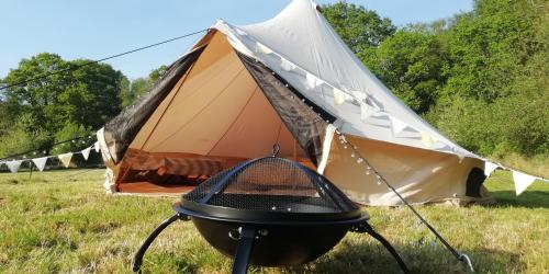 una griglia di fronte a una tenda di LetzGlamp a Verwood