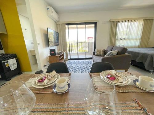 a living room with a table and chairs and a living room at Condomínio Residencial Unique Residence - São José do Rio Preto in Sao Jose do Rio Preto