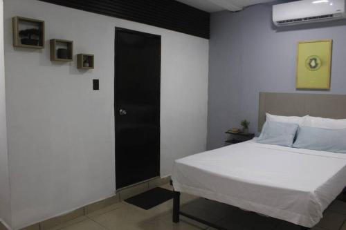 Cama ou camas em um quarto em 14 Beach Suite w/pool sea access