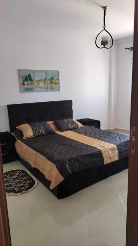 1 dormitorio con 1 cama grande en una habitación en سيدي عثمان الابيض en Rabat