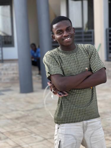 Un joven con los brazos cruzados en Erin Sherah en Accra