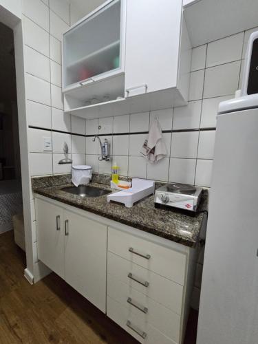 a kitchen with a sink and a counter top at Apartamento aconchegante in Brasília