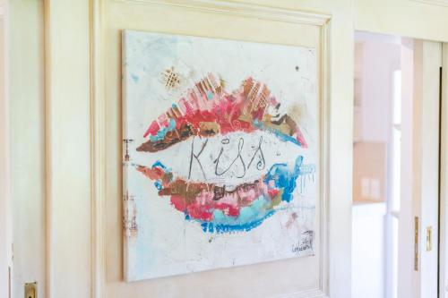 a painting in a white frame on a wall at Avenarius Hüs in Kampen