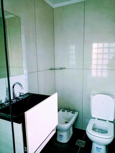 a bathroom with a toilet and a sink at Alquidepto in Sarandí
