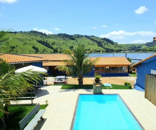 een zwembad voor een huis bij Pousada Recanto Rainha do Lago in Capitólio