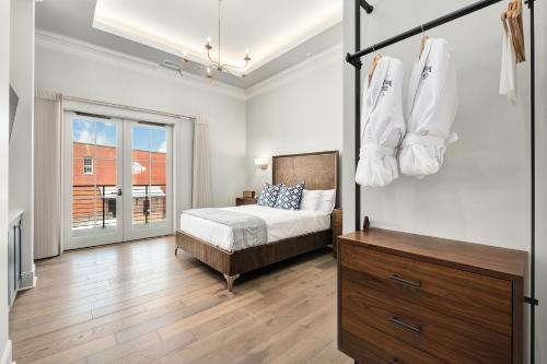 een slaapkamer met een bed en een dressoir bij The Flying Fifty Hotel in Cullman