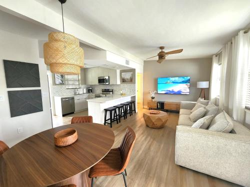 Dapur atau dapur kecil di Totally Renovated Near Beach
