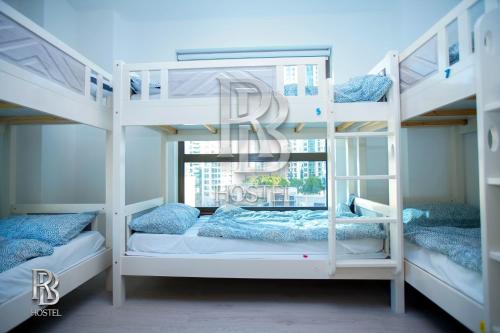 Rb Hostel Jbr في دبي: غرفة بسريرين بطابقين مع نافذة