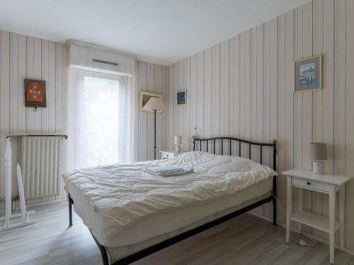 une chambre avec un lit et une fenêtre dans l'établissement T2 lumineux avec balcon à Arcachon, proche plage, parking, wifi et commerces - FR-1-319-352, à Arcachon