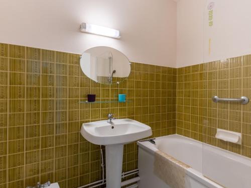 une salle de bain avec un lavabo, une baignoire et un miroir dans l'établissement T2 lumineux avec balcon à Arcachon, proche plage, parking, wifi et commerces - FR-1-319-352, à Arcachon