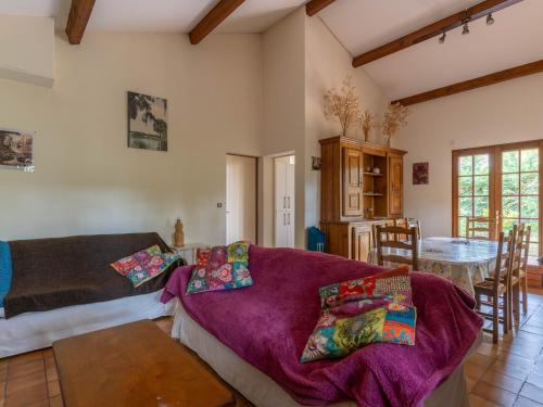 un salon avec un canapé et une table dans l'établissement Maison spacieuse et calme à Arcachon - Idéale famille ou amis, proche plage et activités - FR-1-319-66, à Arcachon