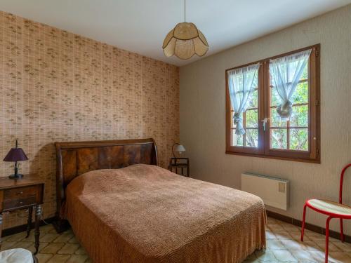 une chambre avec un lit et une fenêtre dans l'établissement Maison spacieuse et calme à Arcachon - Idéale famille ou amis, proche plage et activités - FR-1-319-66, à Arcachon