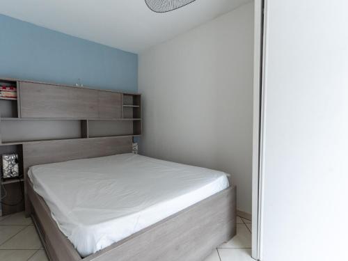 une petite chambre avec un lit et une douche dans l'établissement Appartement T2 avec Balcon et Parking Privé - Proche Centre et Plage d'Arcachon - FR-1-319-514, à Arcachon