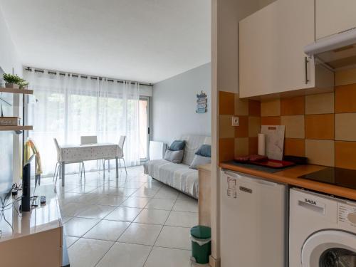 une cuisine et un salon avec une machine à laver dans l'établissement Appartement T2 avec Balcon et Parking Privé - Proche Centre et Plage d'Arcachon - FR-1-319-514, à Arcachon