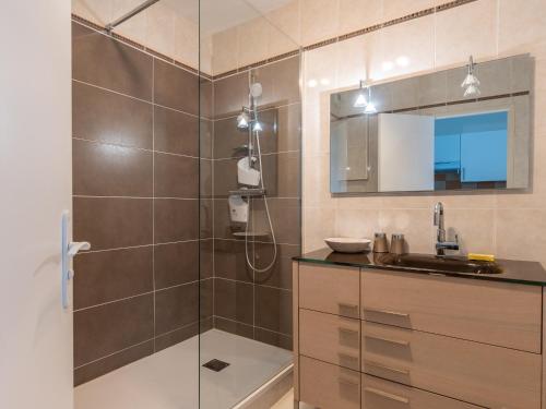 une salle de bain avec une douche avec un lavabo et un miroir dans l'établissement Appartement T2 avec Balcon et Parking Privé - Proche Centre et Plage d'Arcachon - FR-1-319-514, à Arcachon