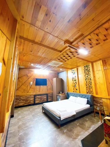 1 dormitorio con 1 cama en una habitación de madera en Hang Chau Hotel, en Can Tho