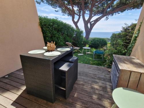 un patio avec une table et des chaises sur une terrasse dans l'établissement Appartement climatisé avec piscine, terrasse vue mer et parking à Sainte-Maxime - FR-1-780-38, à Sainte-Maxime