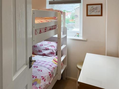 ビードネルにあるDunstanburgh Viewの二段ベッドが備わる小さな客室のベッド1台分です。