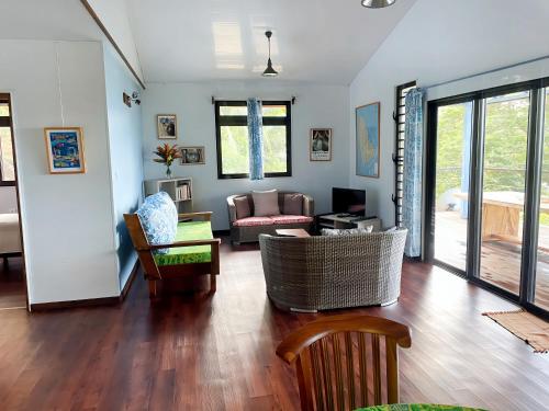 Un lugar para sentarse en Fare Oviri Lodge