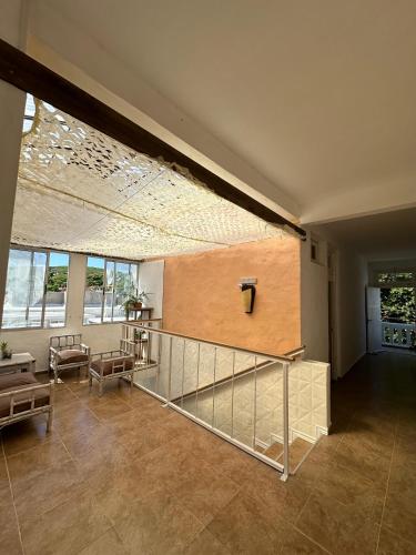 een grote kamer met een trap en een groot raam bij Incantare ApartHotel in Piriápolis