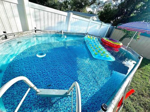 a small swimming pool with a raft and a raft at Modern cozy with pool and big backyard in Tampa
