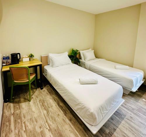 Postel nebo postele na pokoji v ubytování Swing & Pillows - Putrajaya Selangor