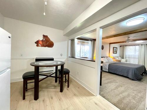 - une chambre avec un lit, une table et un lit dans l'établissement Sierra Mountain Lodge - Vacation Rentals - Yosemite, à Ahwahnee