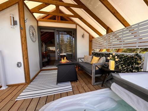 a screened in porch with a couch and a fireplace at Momentôm Refuges Nature in Petite-Rivière-Saint-François