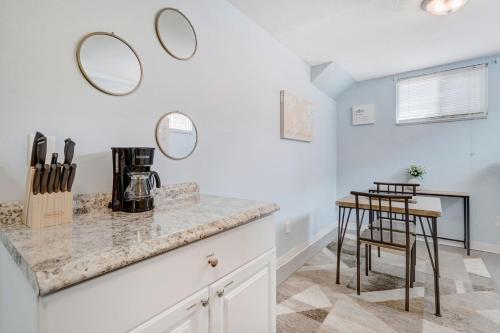 een keuken met een aanrecht en twee spiegels aan de muur bij 1bd 1bth Near Olympic Training Center Downtown COS & Garden of the Gods in Colorado Springs