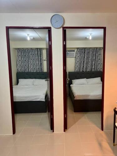 מיטה או מיטות קומותיים בחדר ב-Kiray's Haven