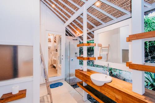 une salle de bain avec un lavabo et un miroir dans l'établissement Villa Cinta Lembongan, à Nusa Lembongan