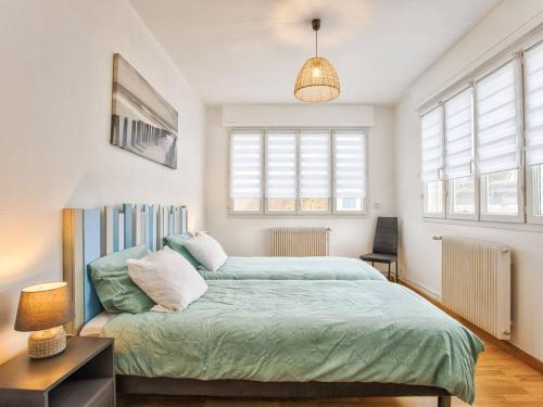 - une chambre avec un lit, une lampe et des fenêtres dans l'établissement Maison de ville avec 2 chambres et cuisine équipée au cœur de Cabourg, proche plage - 4 pers. - FR-1-788-1, à Cabourg