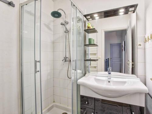 une salle de bain blanche avec lavabo et douche dans l'établissement Maison de ville avec 2 chambres et cuisine équipée au cœur de Cabourg, proche plage - 4 pers. - FR-1-788-1, à Cabourg