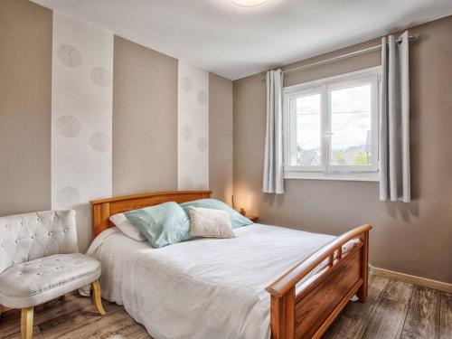 une chambre avec un lit, une fenêtre et une chaise dans l'établissement Appartement cosy pour 4 à Cabourg avec balcon ensoleillé, à 400m de la plage - FR-1-788-6, à Cabourg